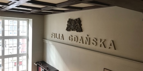 Powiększ grafikę: Napis Filia Gdańska na bibliotecznej ścianie.