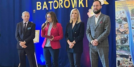 Powiększ grafikę: Na zdjęciu stoją cztery osoby, które przemawiają na Gali Jubileuszu. 