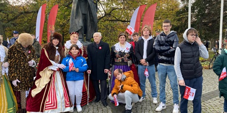 Narodowe Święto Niepodległości - uroczystości pod pomnikiem Marszałka Piłsudskiego - z udziałem uczniów szkoły podstawowej