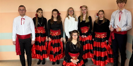 Powiększ grafikę: szkolny-zespol-tanca-bursztynki-zaprezentowal-sie-podczas-iv-miedzywojewodzkiego-konkursu-tanca-malbork-dance-wytanczylismy-trzecie-miejsce-i-wyroznienie-659602.jpg